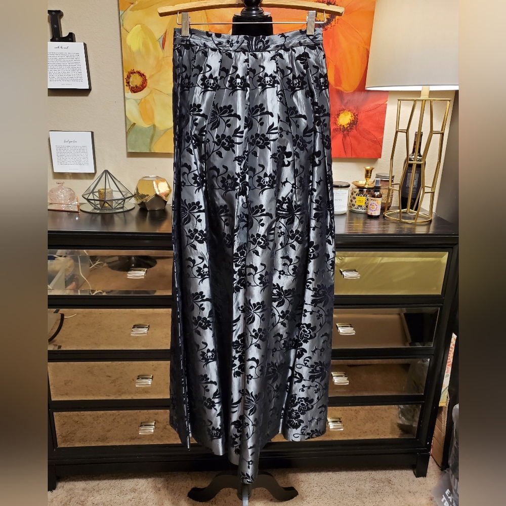 Perfect Condition Jessica Howard Black and Silver Floral Maxi Skirt Size 6